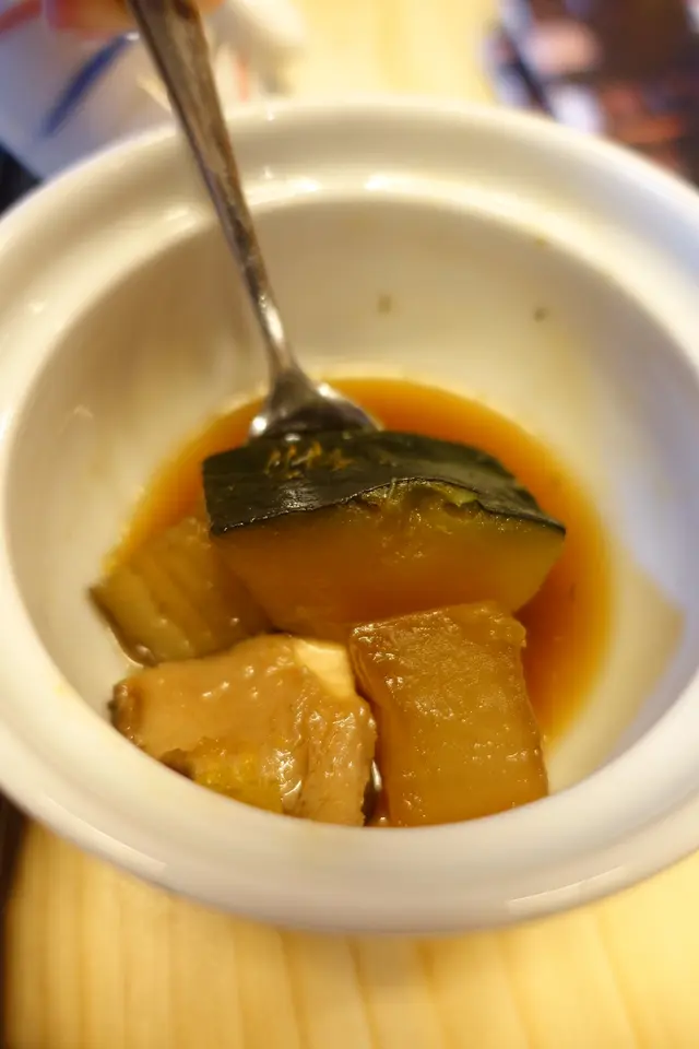 以南瓜及白蘿蔔烹調而成，兩者吸收甜美的上湯