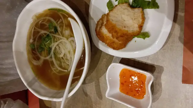 蝦餅湯河粉($68) – 選擇這個的原因,除了喜愛蝦餅之外,還因為是相當抵吃的選擇。當三款小食的雜錦小食拼盤盛惠$138,炸蝦餅2大件盛惠$88的時候,這個有4小塊蝦餅的湯河份量適中,就正合胃口。蝦餅外皮香脆,內裡包裹著的蝦肉彈牙,又具蝦膠的鮮味,口感不錯。湯河就是正常的味道,湯底是濃郁的,份量也適中。