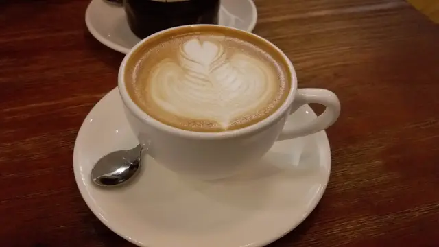 紫薯拿鐵(Purple Sweet Potato Latte)  ($38元，跟餐$12) – 紫薯味香噴噴，但不是太過濃郁，入口細滑，但又帶著點點的紫薯粒，感覺不錯。