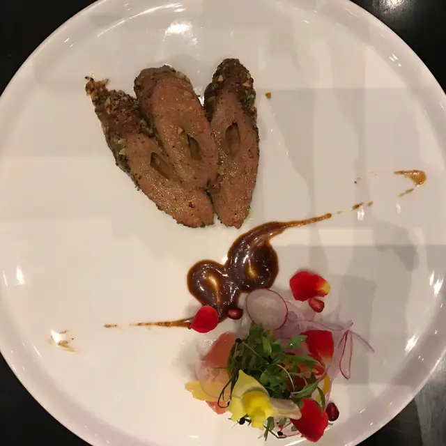 唔！同我地想像既羊肉串唔太一樣，係羊肉卷餅黎既，肉質有點散！不過味道幾好，黑椒味好香好出，配埋蜂蜜既淡淡甜味，唔錯！