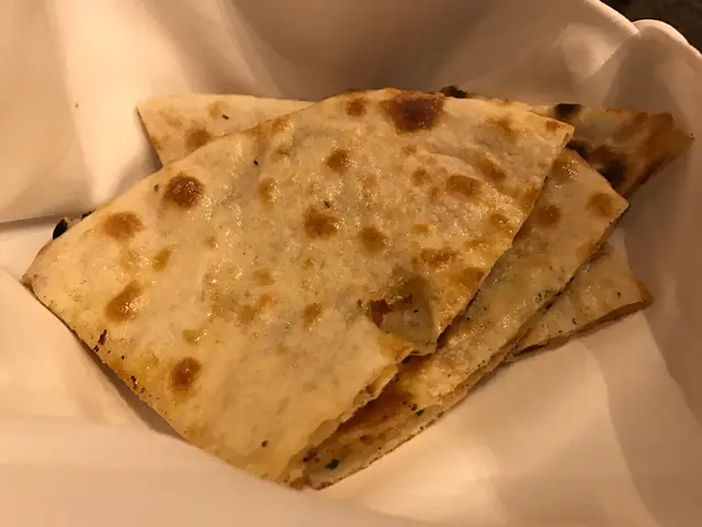 好好味嫁！Naan入面包左餡，比Naan脆一點同薄一點，但就咁食同點咖哩食都正