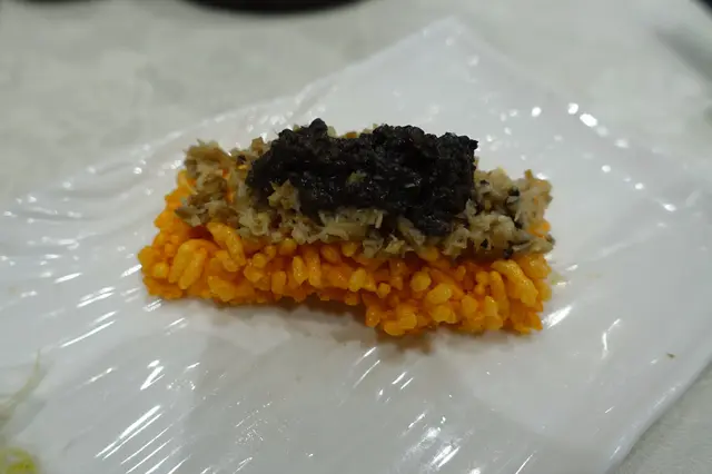 表面鋪上鵝肝醬及魚籽醬，即時為平凡的窩粑升值吧！