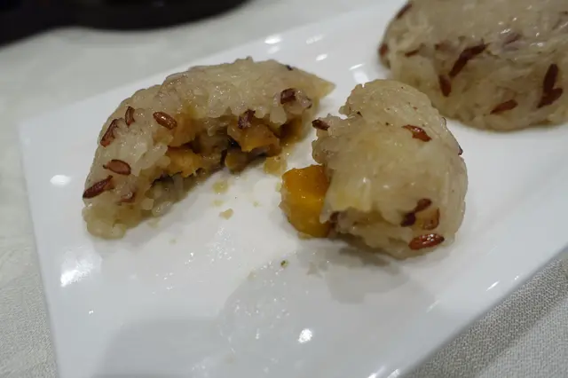 中間黃色的東西其實是鹹蛋黃