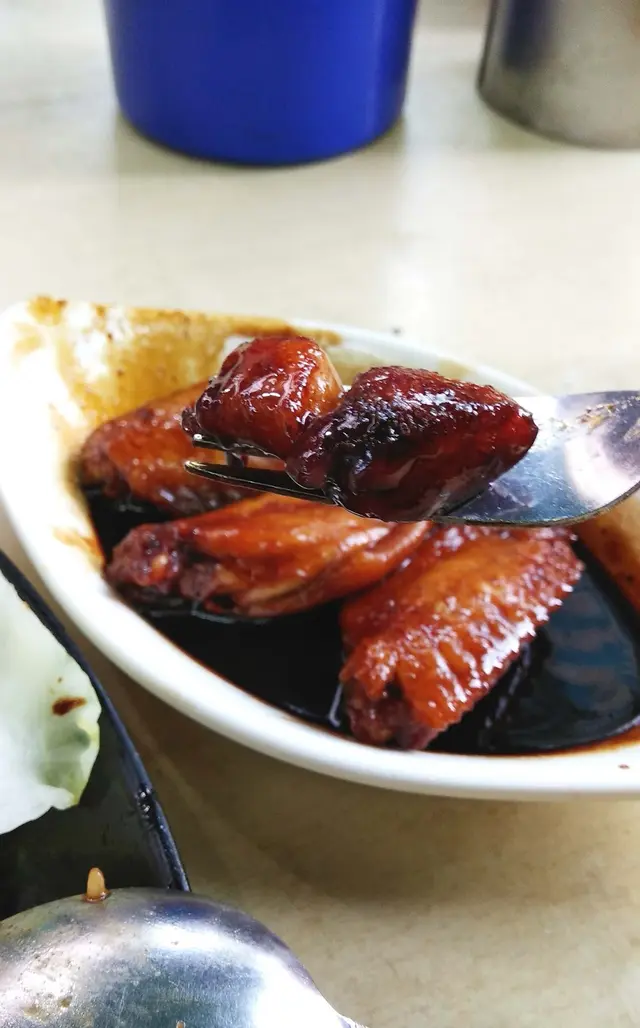 附隨還有幾粒浸透了醬汁的深黑肉粒, 味道當然也是濃郁到不行