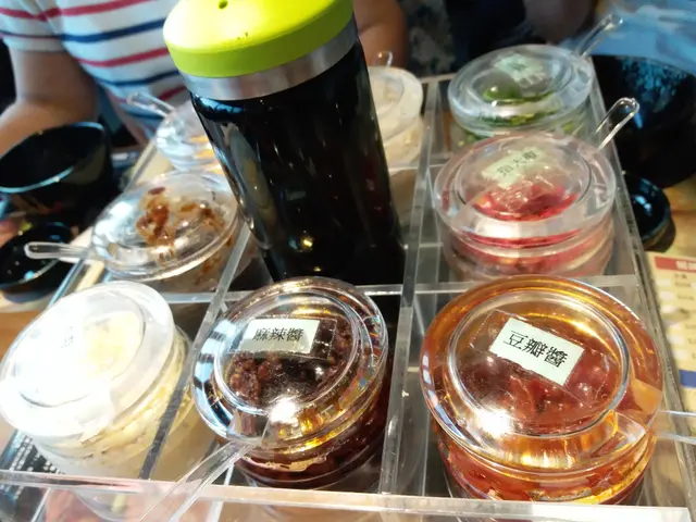 火鍋配料，九宮格分別盛有不同調料，自己動手調配自我口味。