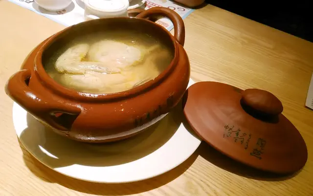 花膠螺頭干貝燉雲吞雞湯