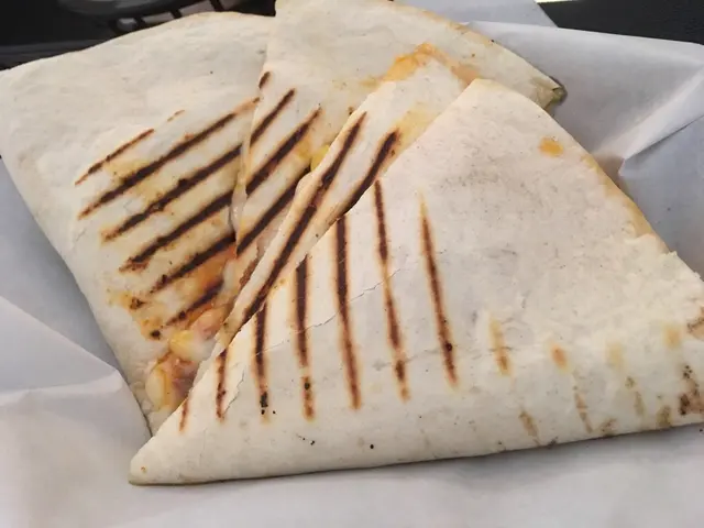 因為之前店員有小小出錯，所以佢話呢個烤餅加多咗芝士比我哋，拉絲拉得好長，呢個好味。