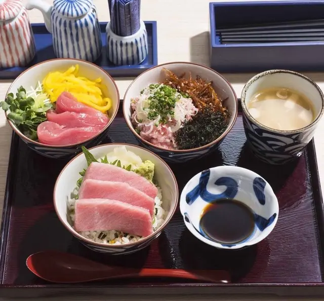 有3款吞拿魚：魚腩入口即溶，醬油漬鹹香鮮美，香蔥甘香！