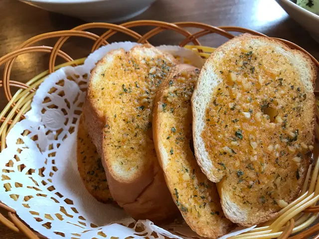 一人2塊, 好脆, 唔係預先做, 蒜蓉包真係好包而唔係蒜蓉餅, 唔會好乾但又夠香口, 一定要食