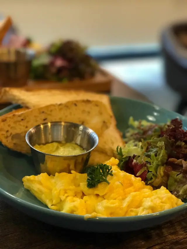 scrambled eggs with toasts and avocado