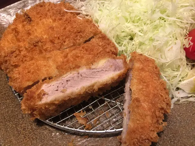 豬扒用上鹿兒島豚，
大大塊切開有六、七件，份量不少呢！👏🏻
炸粉厚薄剛好，不會太厚或太dry，炸而不油，
咬落去外層脆卜卜，裡面肉質鬆軟😌