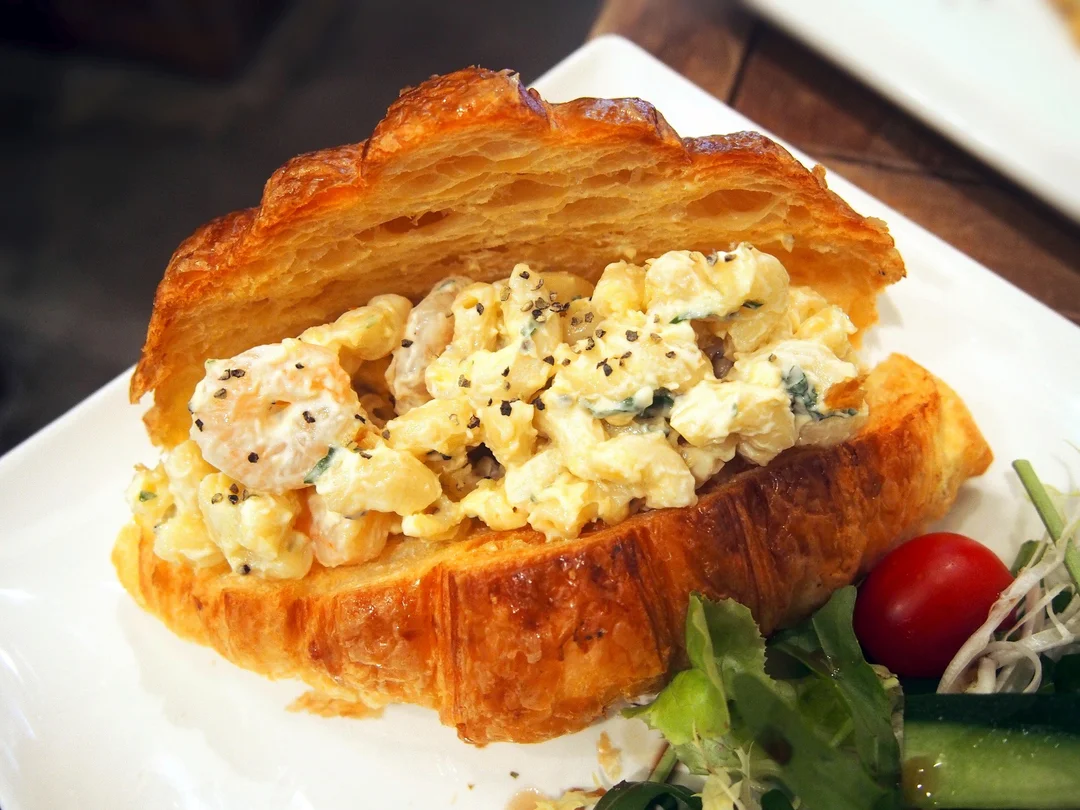 贊好 croissant w/ shrimp, macaroni salad