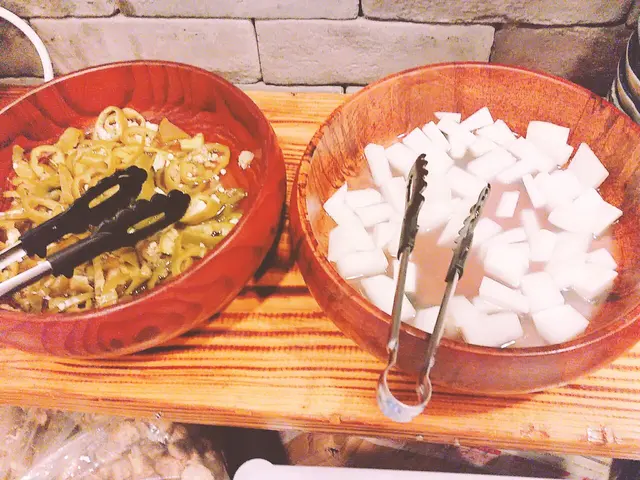 任取醃青椒和醃蘿蔔