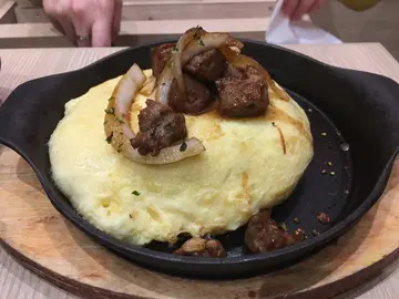 天津飯：海苔五味飯、天津蛋配蒜片牛柳粒