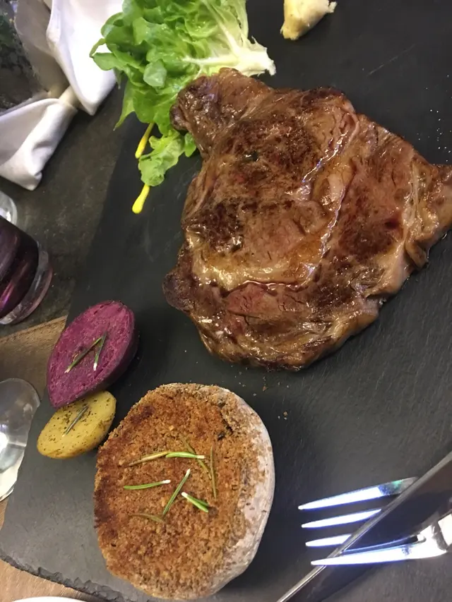 原來呢間既牛排係用一個星期限期既新鮮冷藏牛排，同出面酒店餐廳既冷凍排唔同，做法用左先煎後焗既方法，5成熟都無血水，入口焦香同油香融於一體，本人對牛排超級熱愛，係我既重點推介