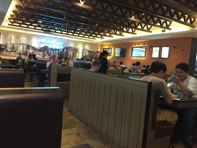 由於是午飯時間,加上遇上惡劣天氣,餐廳內除了有工人、附近上班的地產經紀外,還有不少家庭主婦,提早下課回家的學生哥在用餐。