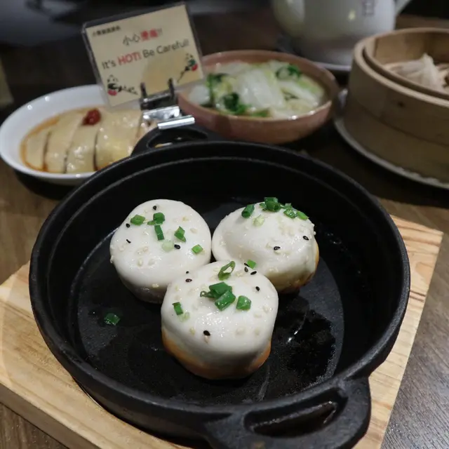 👉羅春閣爆汁生煎包