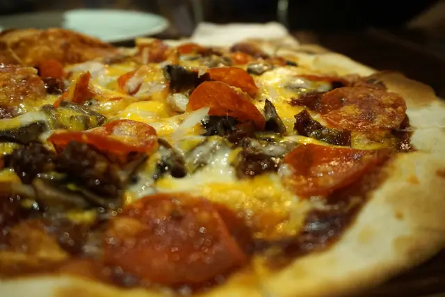 意式辣肉腸薄餅