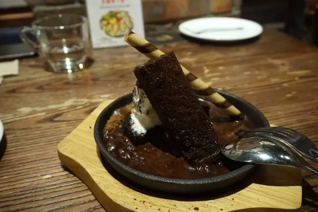 鐵板朱古力布朗尼伴雲呢拿雪糕