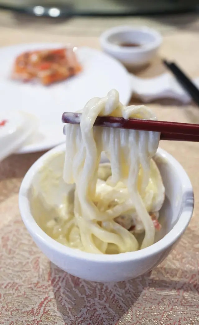 具粗度嚼口的烏冬,掛汁能力十分強勁,每條都沾有忌廉汁,惹味十分