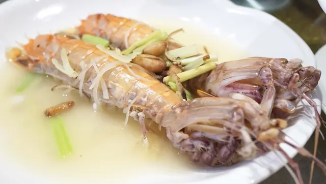 大蒜、蔥段、果皮跟胡椒煮成,淡淡的已帶出瀨尿蝦的鮮和甜