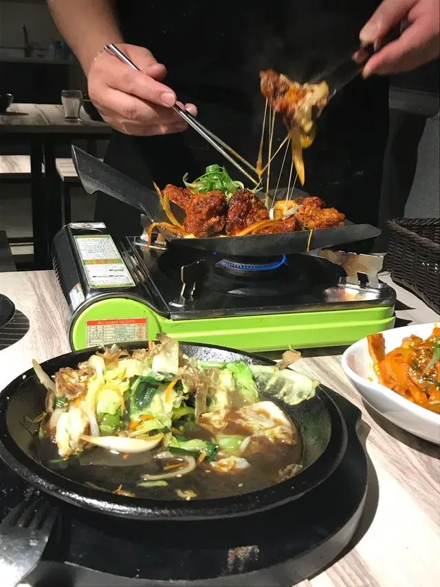 會有專人幫你卷啲烤雞，服務分滿分，不過唔係係咪太少人的關係