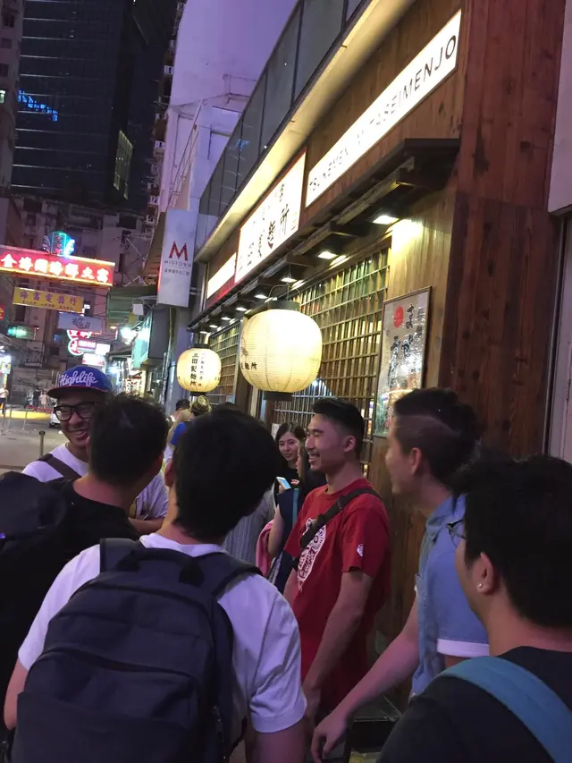 排在前面的一群男子,大聲談話,影響其他等候的客人。請大家以後考慮後面等候的客人,盡量排成一行,而不是像這些人一樣圍成一堆,完全不顧後面的人,也不方便往來的行人。