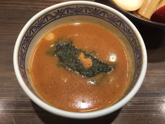 沾汁湯頭是豚骨湯再加上魚介, 豚骨味道不算很香, 反而魚介比較搶味, 質感濃稠。