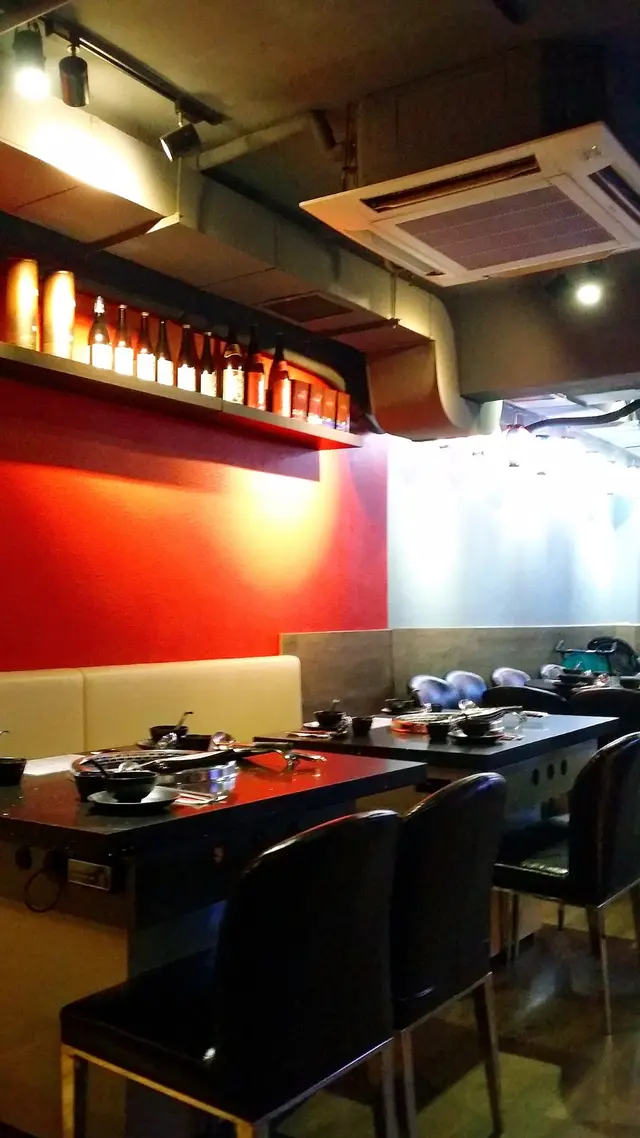 環境不算太大 以酒紅色作主調 燈光較為昏暗