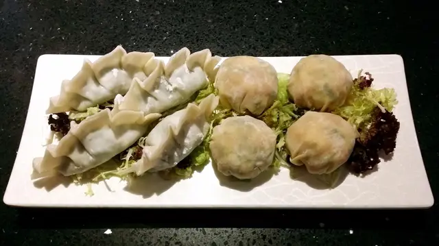 木耳鮮蝦雲吞(右)有原隻鮮蝦係雲吞裏面 加入有醃過嘅豬肉及爽口木耳 賣相相當飽滿
西洋菜香菇餃(左)加入埋沙葛粒去增強口感 係健康嘅感覺