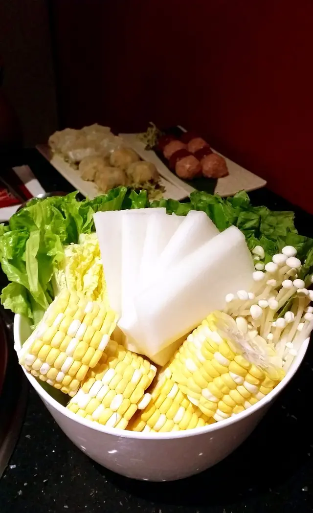 田園盛有豐富嘅蔬菜 包括油麥菜 娃娃菜 粟米 白蘿蔔同埋金菇