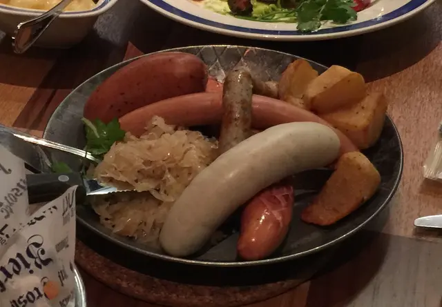 德國腸拼盤配酸椰菜及燒薯、薯仔沙律
