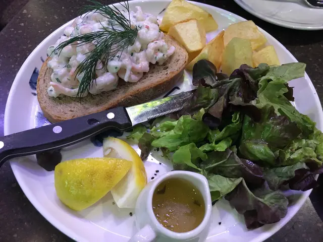 北極蝦沙律吐司佐馬鈴薯