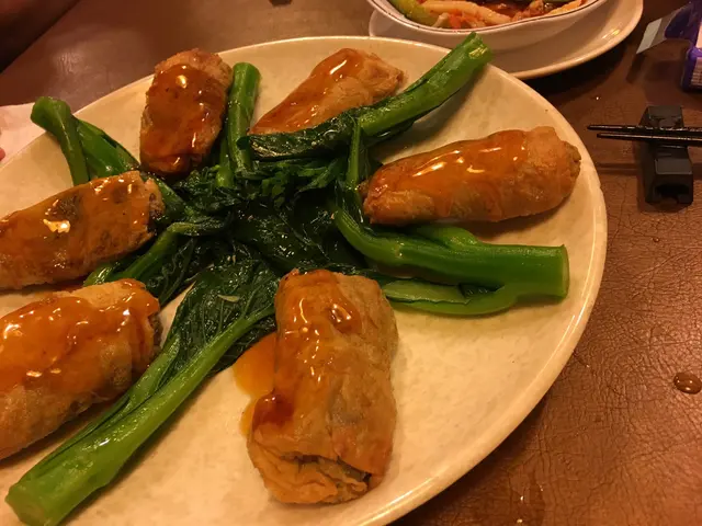 腐皮卷煎得又香又脆脆地、入要有粟米碗豆同埋紅羅白粒、口感不錯。一點油膩感都無。