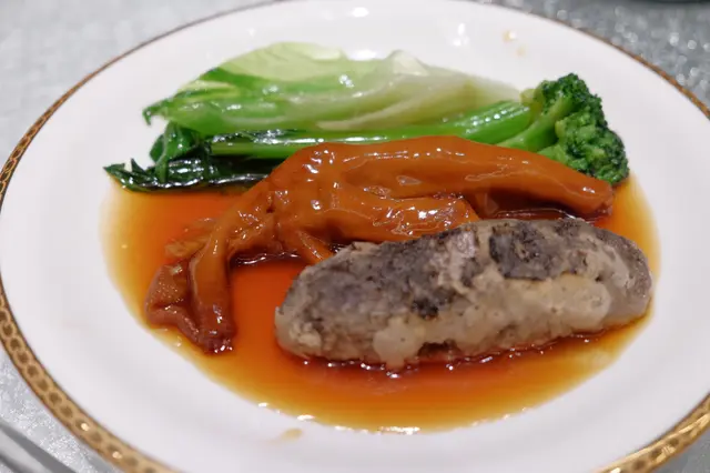 浸了鮑汁既遼參先燒後炸, 脆皮做得好薄,很好味,而佢地選用既鵝掌,亦唔係本地或者內地既鵝掌,而係法國既鵝掌,因為佢地著重既係食物安全,而唔係成本,聽到這句,我地心裡對餐廳既口感增加不少。