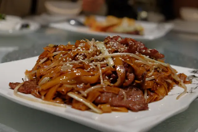 牛,選用了安格斯牛肉,牛既味道很濃,7-8成既熟度,面頭灑上芝麻,同樣地炒得非常乾身,油份不多,不會感到一點油膩。