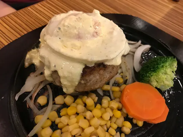 溫泉蛋他他汁漢堡扒