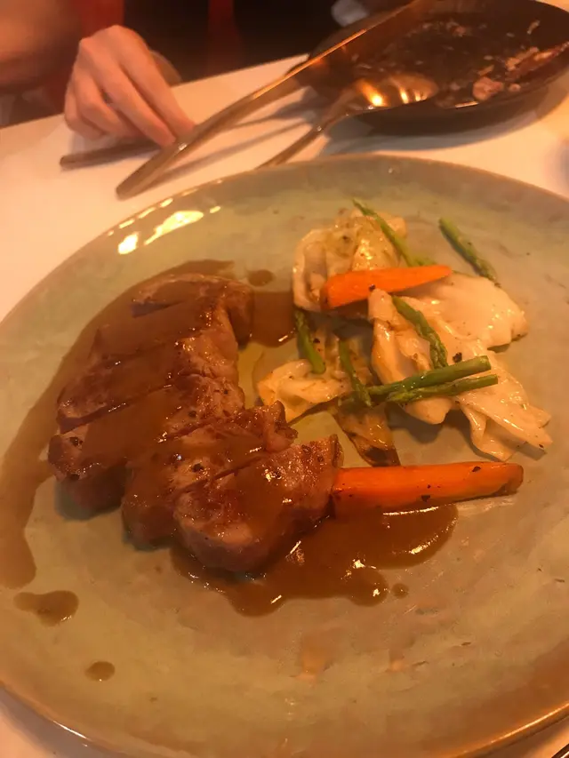 叫左medium  rare,  但黎左好似得3成熟甘，牛扒入面d  跟都幾多，咬上黎有d位可能會比較硬，但味道一流加上特調牛肉汁，可以一試