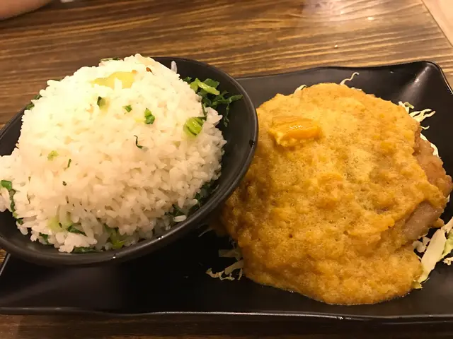 金莎蛋黃肉餅配菜飯