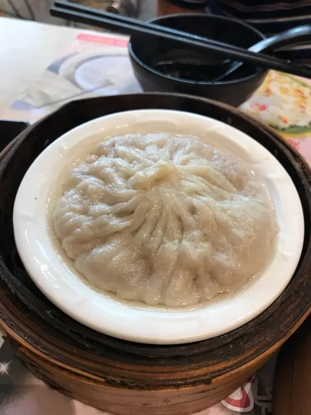 去過上海的朋友相信不會陌生,  店家像上海一樣附上一支飲管吸湯,  湯有香味內裡也有肉不過個人還是喜歡小籠包