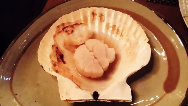 加入清酒味醂去燒 當酒精揮發後 剩餘清酒淡淡的清甜 加上扇貝原有鮮味 不得了！