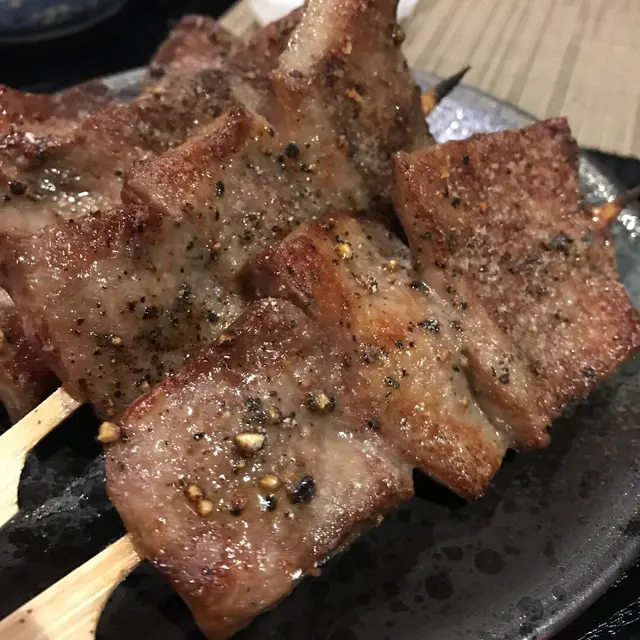 蒜粉鋪滿面層燒得爽口彈牙