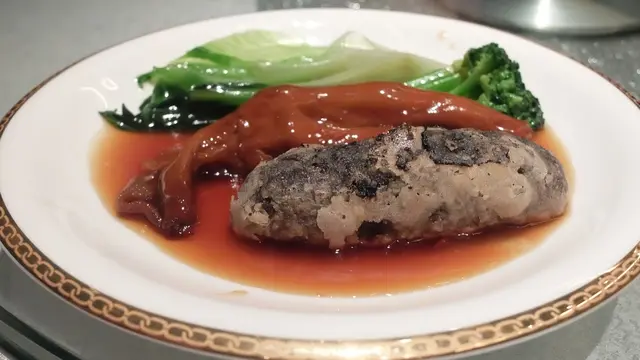 脆身的海參原來是那麼美味的，鮑汁的鵝掌炆至軟身入口溶化而且混合三色菜更加入味