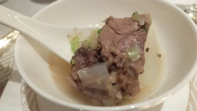 崩沙腩軟淋配合湯底及蔥花更加入惹味。湯底內更有蘿白，每件蘿白都實炆得清甜，完全想吃多一口。
