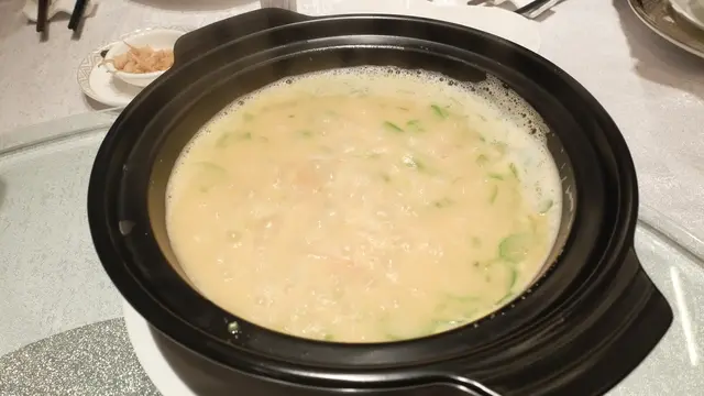 熱騰騰的龍蝦湯呈現眼前，店員放入脆米猶如小小爆竹的聲響。龍蝦湯的黃色未吃已經嗅出陣陣的濃香。
