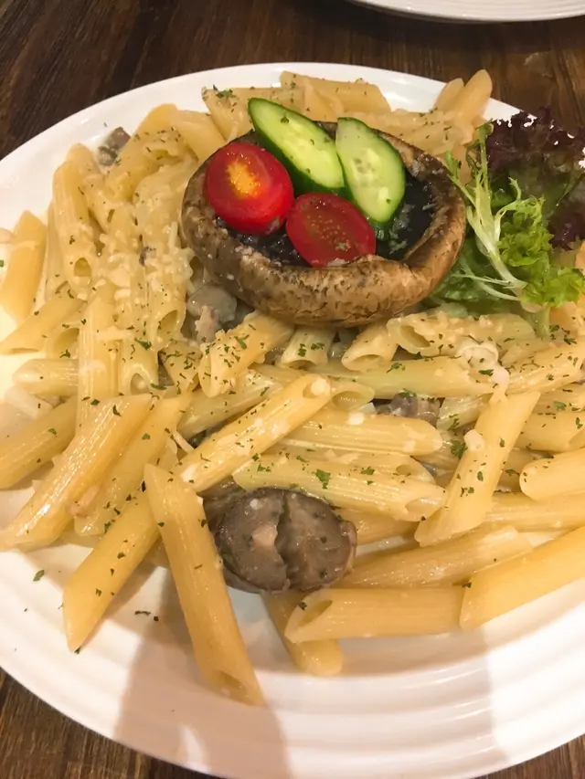 意大利白汁雜菌長通粉配蒜香大磨菇