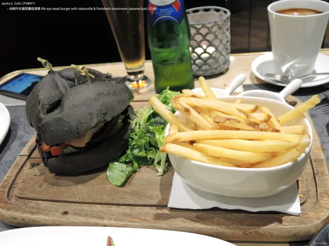 ⑤ 肉眼牛扒雜菜蘑菇漢堡(竹碳軟包)配薯條 Rib eye steak burger with ratatouille & Portobello mushroom (sesame bun) ($168)