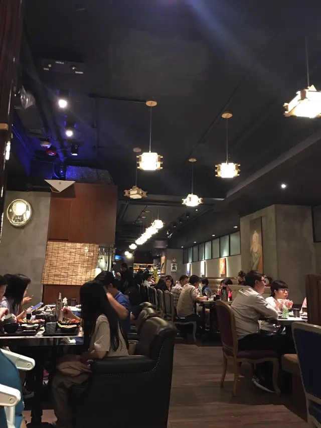 我們雖選是平日晚市，但都已門庭若市，坐滿一枱枱談笑風生的客人