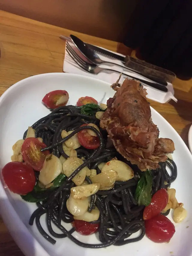 墨魚麵帶少少辣調味,蒜片好香,唔大味!軟殼蟹好香脆