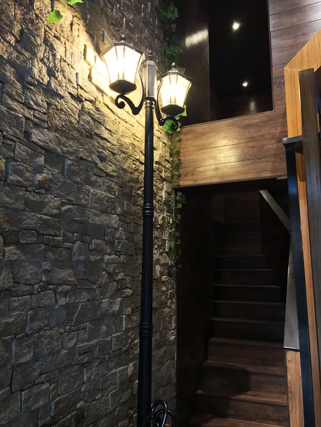 登上閣樓的一條小樓梯也能看到別出心裁的設計